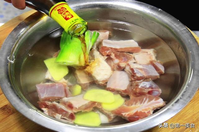 猪排骨怎样做好吃，排骨的正确做法最简单的（香到骨头里）