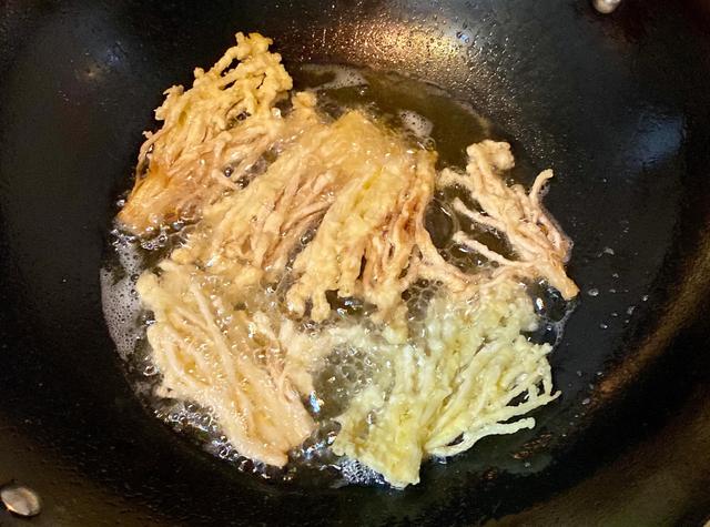金针菇怎么炒着吃，金针菇怎么炒好吃（金针菇这样炸着吃）