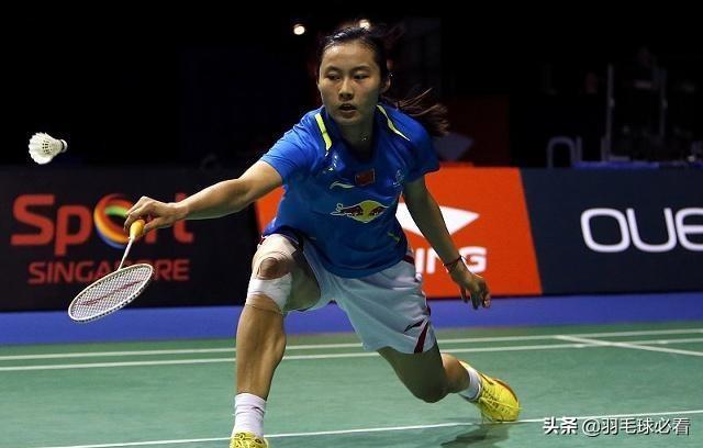 羽毛球反手怎么打，羽毛球反手怎么打高远球（按照细节注意点去练习反手击球）