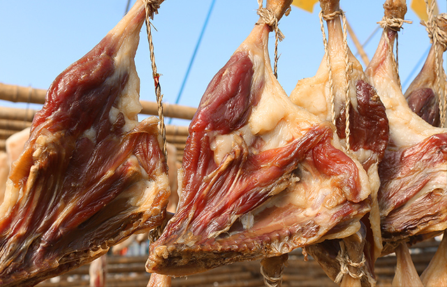 腊鸡腿怎么做好吃,腊鸡怎么做好吃(做腊鸭腿不能直接抹白酒)_犇涌向乾