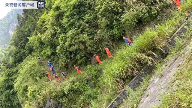 张家界玻璃桥摔死132人，玻璃桥张家界在哪里（翼装飞行女大学生最后一跳画面曝光）