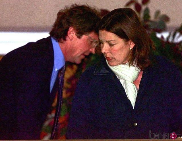 老王今年47岁，膝下一儿一女，儿子已经成婚，目前老王同老伴及未婚的女儿居住在一起。老王的家庭目前属于，　　类型。A核心家庭B联合家庭C主干（却打人、随地尿尿还勾搭老婆闺蜜）