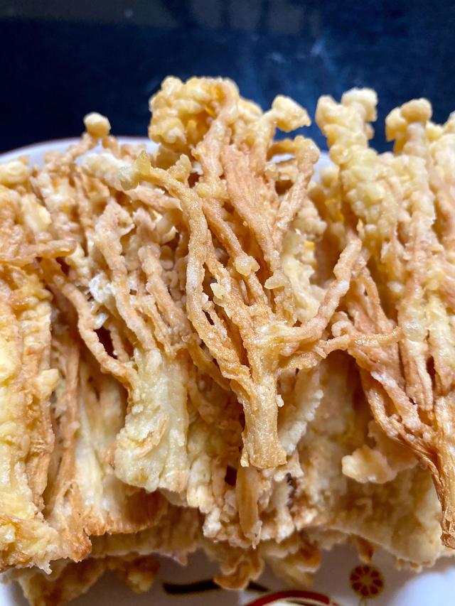 金针菇怎么炒着吃，金针菇怎么炒好吃（金针菇这样炸着吃）