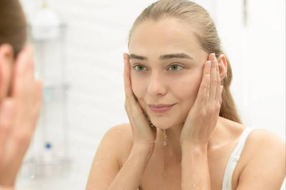 涂防晒霜需要卸妆吗，防晒霜怎么用才正确使用顺序（涂防晒霜需要卸妆吗）