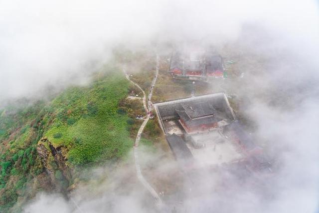 梵净山在哪里呢，梵净山在哪里个省哪个市（北半球最古老的生态乐园）