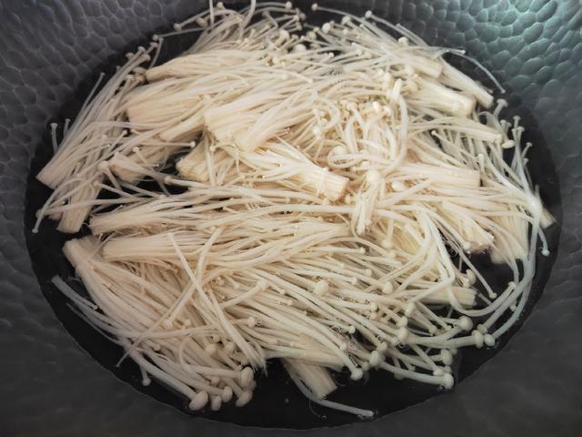 酸辣鲈鱼营养的开胃菜，酸辣焖鲈鱼（鲈鱼别再清蒸了）