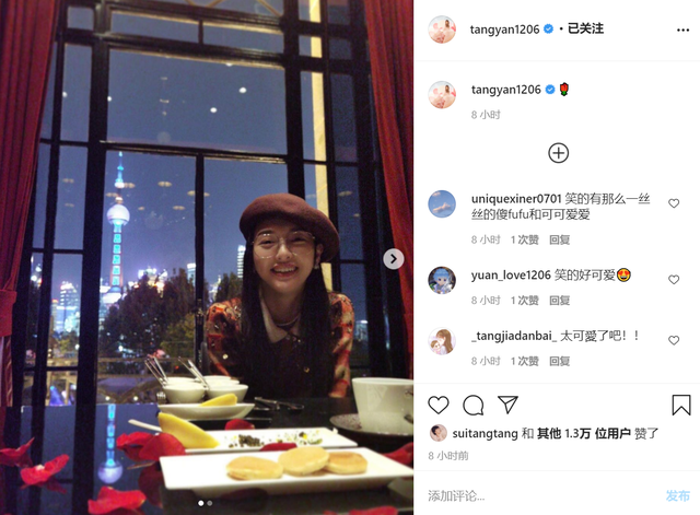 罗晋镜头下的唐嫣爱意满满，桌上铺满玫瑰花瓣好浪漫