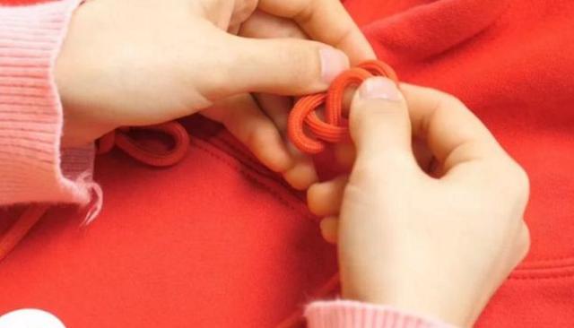 卫衣带子系法，蝴蝶结卫衣带子系法（今年最流行的卫衣绳子打结法）