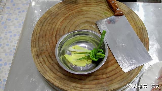 白斩鸡的制作方法和配料，白斩鸡的做法和配料（一定不能直接下锅煮）