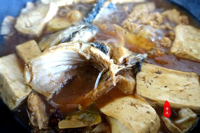 侉炖鱼，还有入味的豆腐和鱼汤（侉炖鱼是什么意思）