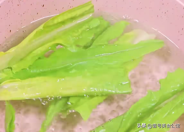 滑丸子的家常做法，如何做松滑的炸肉丸子（在家教你做虾滑丸子）