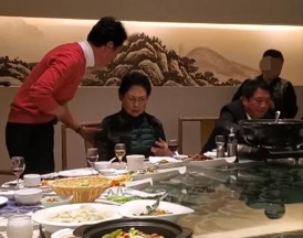 71岁斯琴高娃近况曝光，跟老艺术家聚餐喝酒助兴
