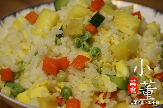 菠萝炒饭最简单做法，米饭里加半个菠萝