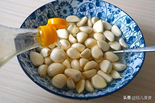 腌腊八蒜的正确方法盐比例，只要2天就能腌出漂亮翡翠色