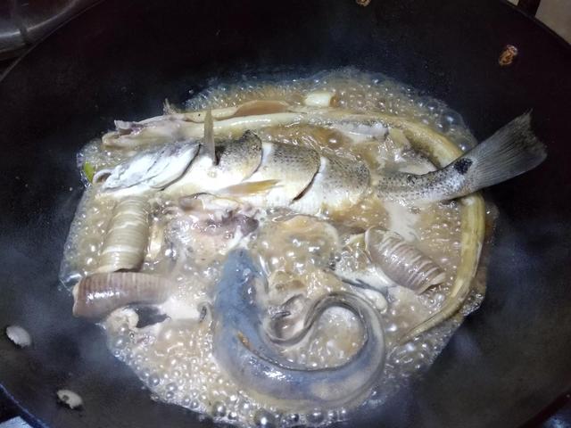 杂拌鱼做法，酱炖杂拌鱼的家常做法（海边这做法最值得一试）