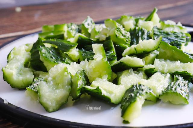 凉拌爽口木耳步骤，凉拌酸爽木耳做法（我家隔三差五吃1次）