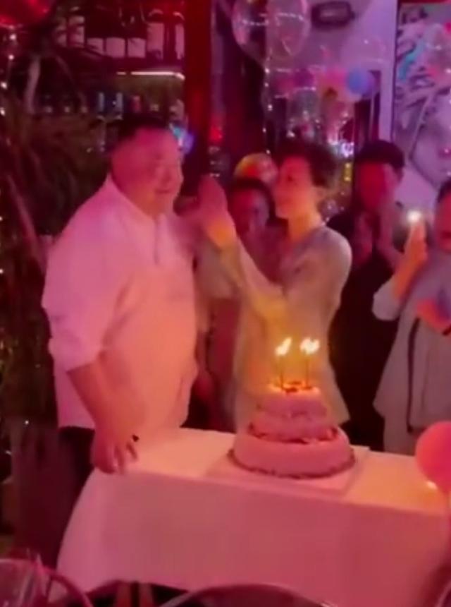 杨澜53岁生日，富豪老公罕现身！俩人当众热吻，日常互动更腻歪