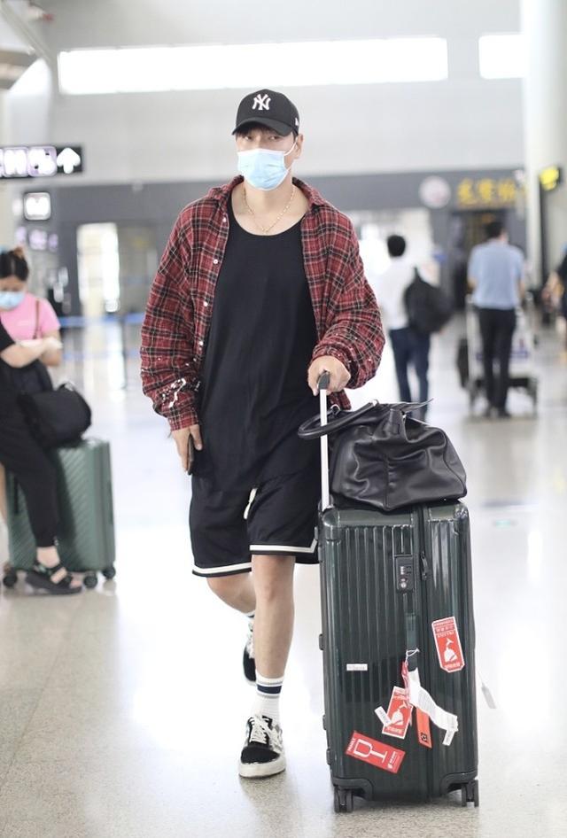 张亮身高体重，张亮真实身高体重（188cm大长腿更抢镜）