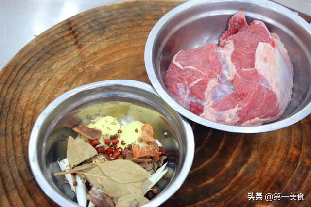 自制火锅底料的做法，自己做火锅底料的做法（厨师长教你一个火锅底料的熬制方法）