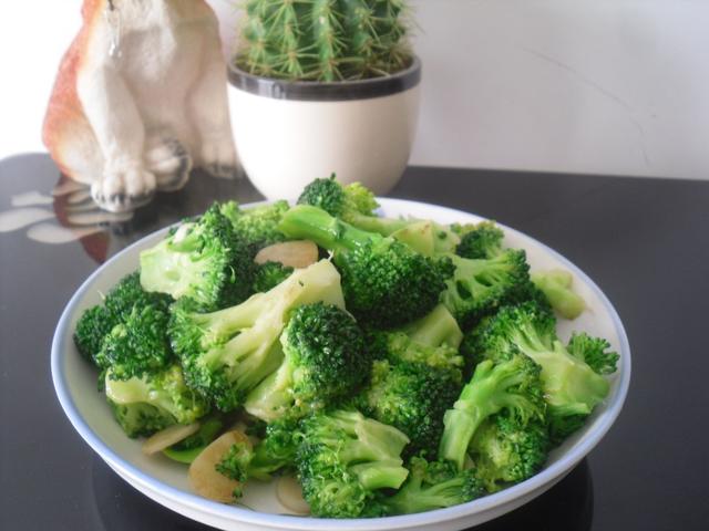 西兰花怎么炒，西兰花怎么炒好吃 家常（切记不要焯水和直接炒）