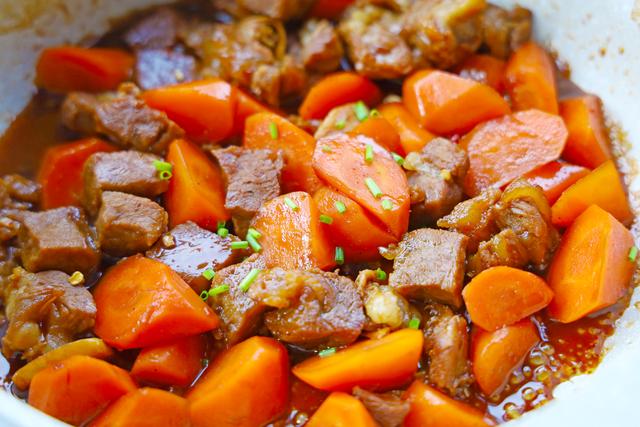 胡萝卜炖牛肉的做法，牛腩炖萝卜怎样做好吃（0失败的牛肉炖胡萝卜）