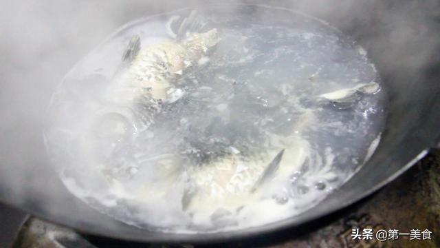 鲫鱼熬汤用刮鳞吗，鲫鱼熬汤用刮鳞吗用什么刀（端上桌就是一道不错的待客菜）