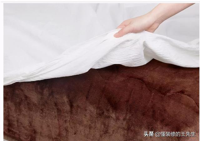 电热毯应该铺在哪一层，电热毯应该铺在哪一层视频（电热毯可以反着铺吗）