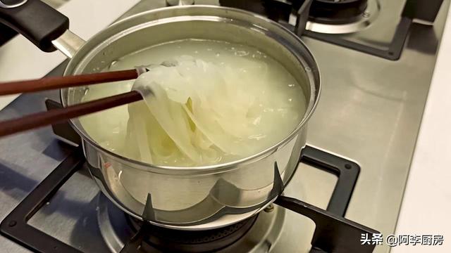 泡干米粉的正确方法，怎么做出好吃的干米粉（河粉干怎么炒干炒河粉）