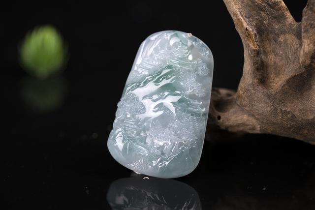 翡翠的鉴别方法水泡，翡翠的鉴别方法水泡法（翡翠泡进水里竟然出现气泡）