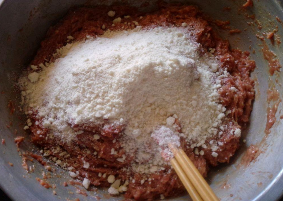 家常瘦肉丸的制作方法，家常瘦肉丸的制作方法视频（肉丸炸好香酥不柴）