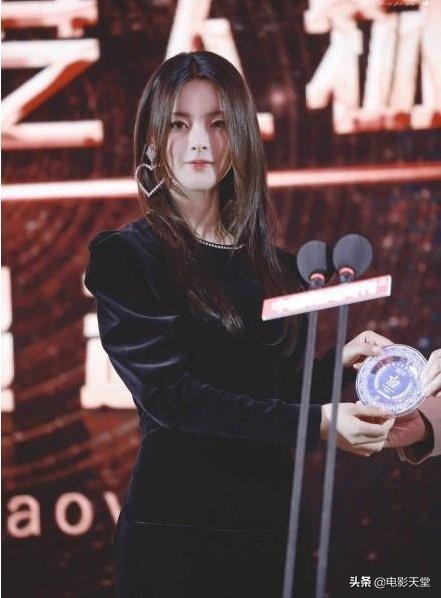 唯美文艺范的杨超越图片精选 点赞锦鲤杨超越 九月好事连连 ​​​​，杨超越可爱穿搭图片（杨超越与章子怡杨幂一起登上最美面孔榜）