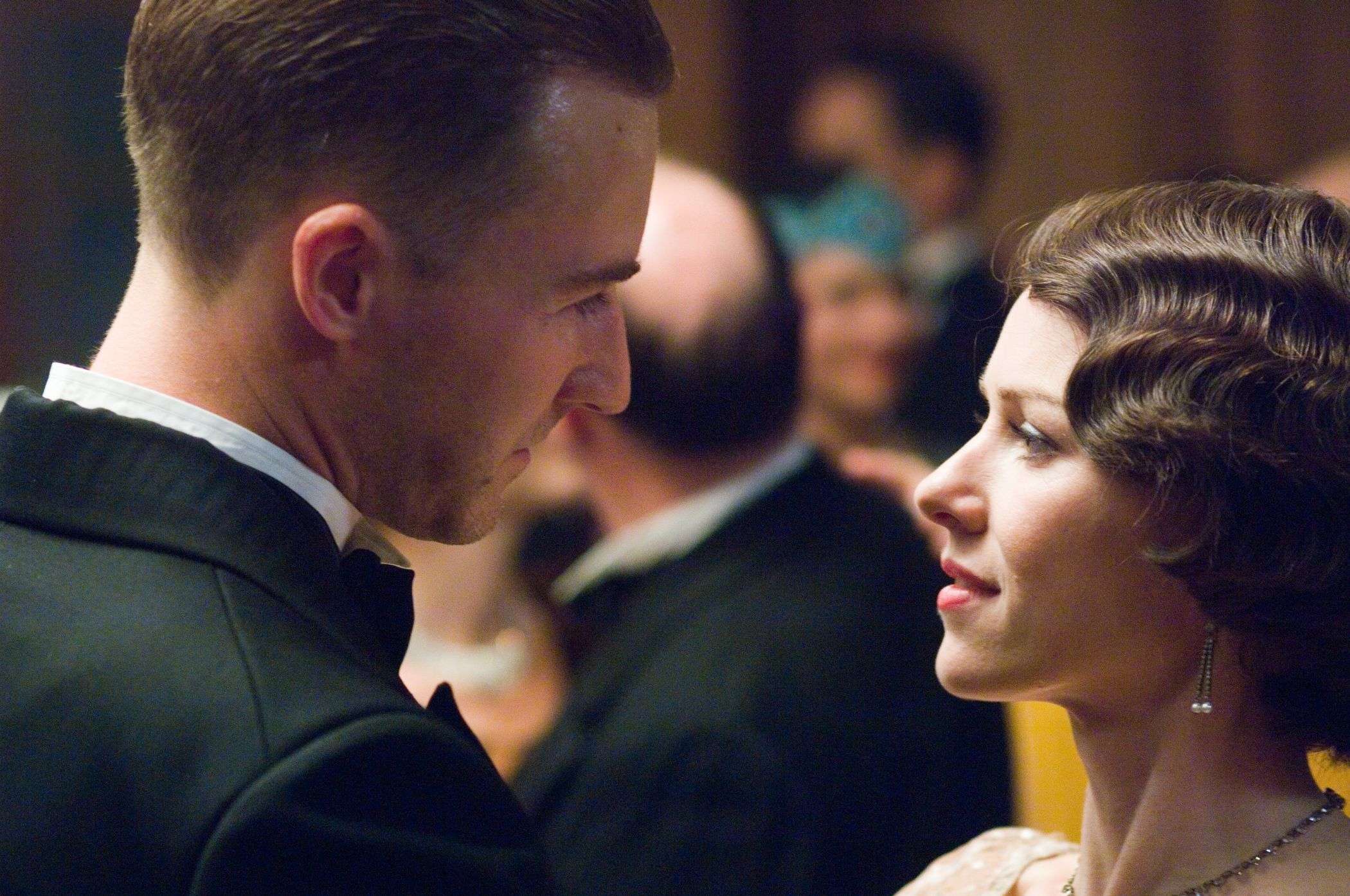 《面纱》:赌气结婚,寂寞出轨,终错失所爱.爱来恨去竟是同一人