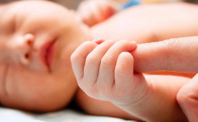宝宝肢体运动及先天反射动作特点，婴儿的先天性反射动作主要包括哪些（婴儿反射：妈妈们好好看看）