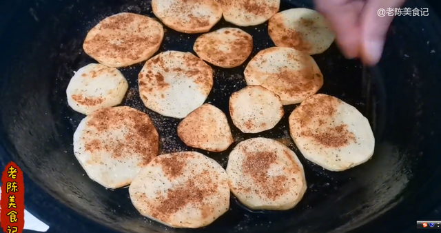 烧烤土豆片的做法，空气炸锅烧烤土豆片的做法（老陈美食：土豆片做烧烤）