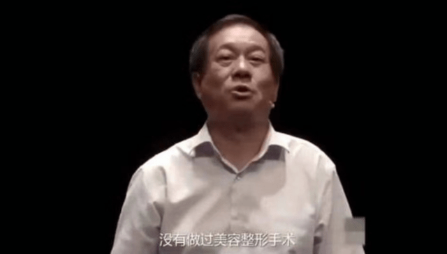 杨颖旧照曝光，烟熏眼妆黑浓太个性，曾承认戴牙套整牙