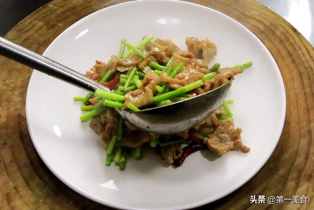 蒜苔炒肉怎么炒好吃，蒜苔炒肉怎么炒才好吃又简单（厨师长教你做蒜苔炒肉片）