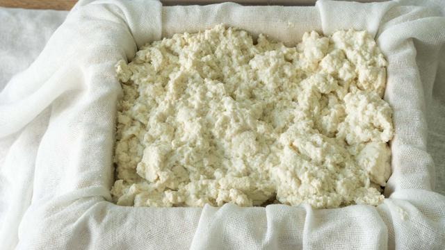 一斤黄豆能做几斤豆腐，做豆腐一斤黄豆几斤水（2斤黄豆出8斤豆腐）
