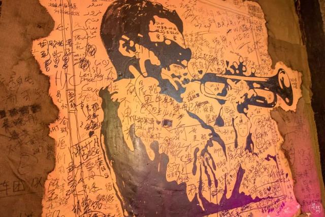 helens红牛桶是什么，helens啤酒桶（最近爆火的“午夜小酒馆”）