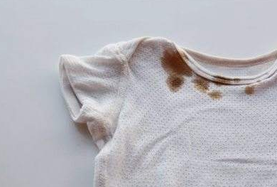 机油弄到衣服上怎么洗掉，机油弄到衣服上如何洗掉（吃饭的时候滴在白衬衫上面一滴油太难看了）