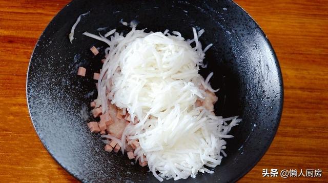 水煮丸子的做法猪肉丸子，丸子汤怎么做好吃又简单（鸡脯肉做丸子吃着太柴）