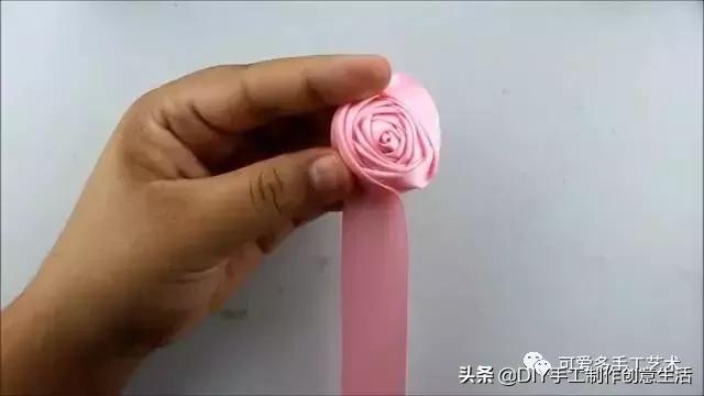 彩带的折法，彩带的折法大全 风铃花（一根丝带就卷出一朵螺旋形状的玫瑰）