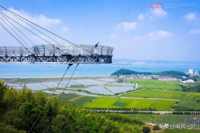 国内玻璃栈道旅游景点有哪些，分享给大家（造价500万玻璃栈道有着上帝视角）
