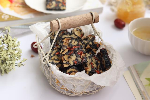 简单阿胶糕做法，简易阿胶糕的做法（过年招待亲朋好友准没错）