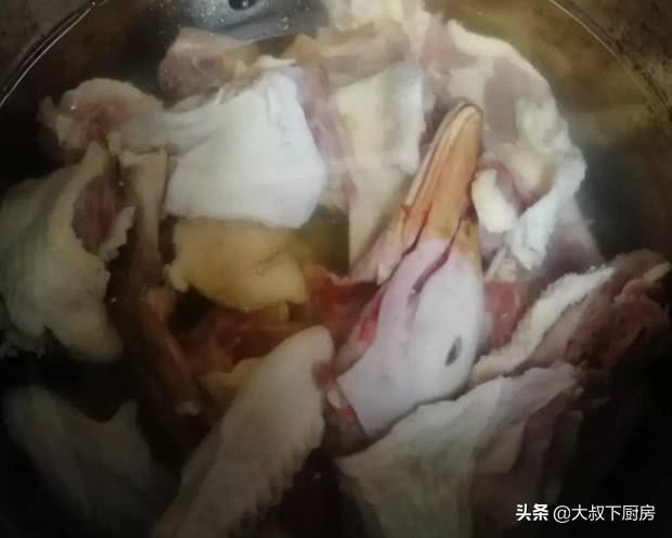 酸菜老鸭汤，酸萝卜老鸭汤的正宗做法（大叔家的成都菜：酸萝卜老鸭汤）