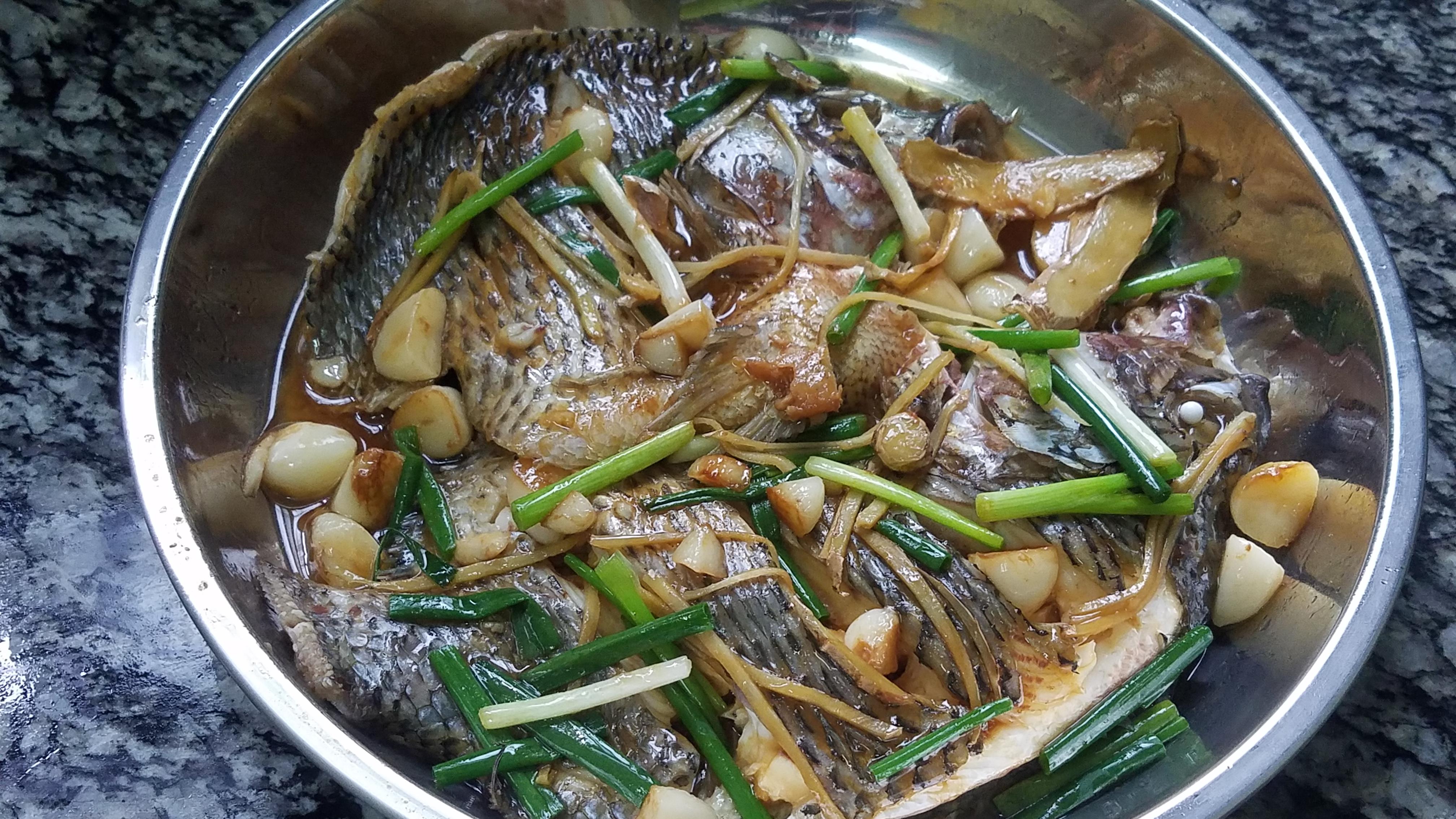 香辣入味罗非鱼做法，鲜嫩下饭超开胃，家常美味轻松上桌