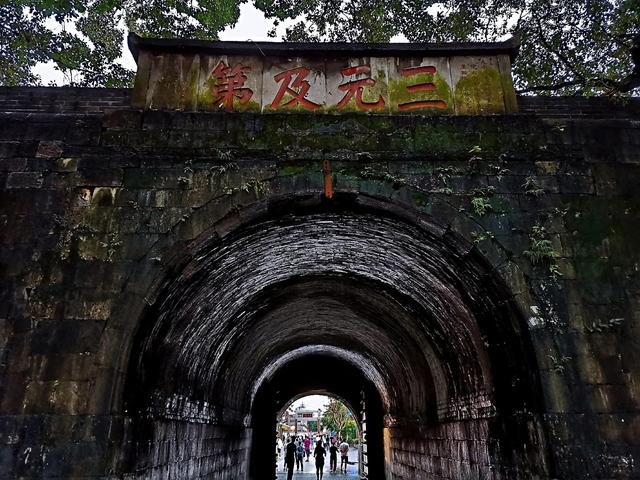 靖江王府的历史由来，靖江王府名字由来（比紫禁城还早34年建成的靖江王府）