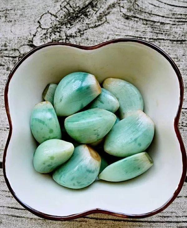 醋泡大蒜变绿色方法，立马变得绿油油