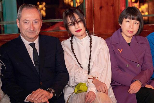 方脸剪什么发型好看，方脸有美人尖适合什么发型（想给方脸“削骨”并不难）