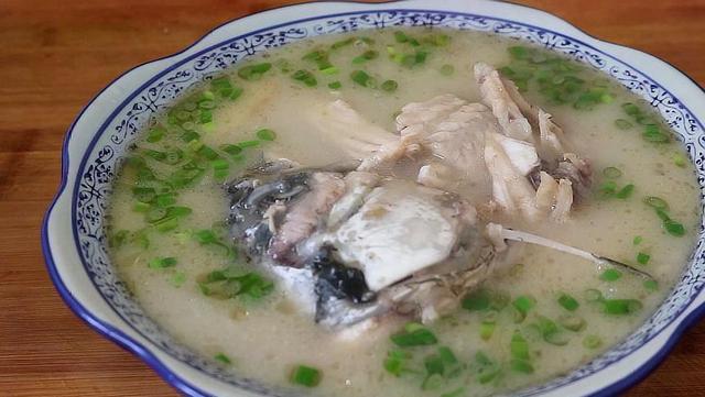 炖鱼头汤的家常做法，炖鱼头汤的家常做法大全（汤汁奶白一点也不腥）