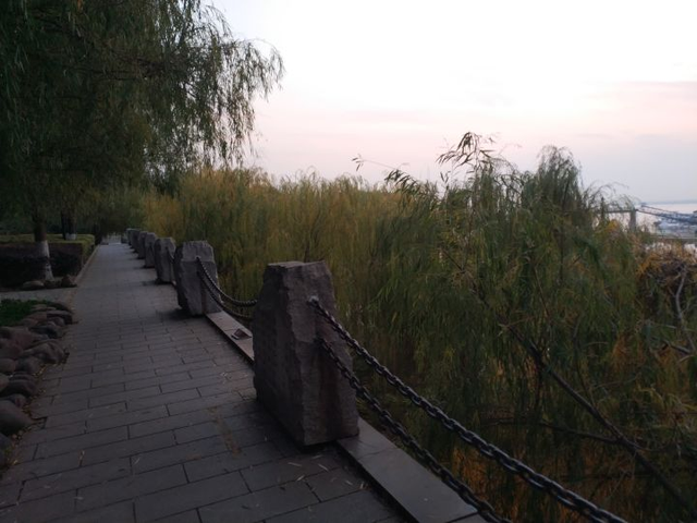 巴陵广场的雕塑是什么，巴陵广场主要景观（夕阳洞庭畔）